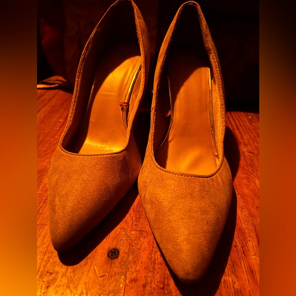 Tan Pointy-Toed Heels - 5” Skinny Heel - Stylish and Chic!